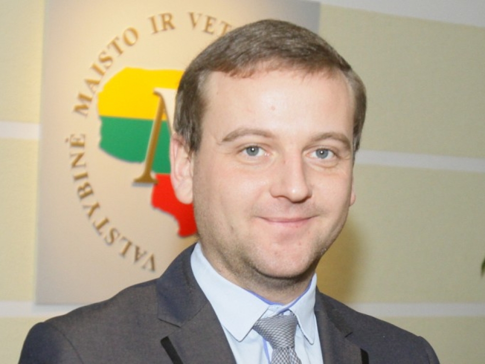„Neturime tikslo bausti. Medžiotojai sąmoningi, supranta problemą ir stengiasi mums padėti ją spręsti. Tad šiandien jokių piniginių bausmių medžiotojams netaikome. Imtis griežtų bausmių ar sankcijų nėra pagrindo“, - sako Valstybinės maisto ir veterinarijos tarnybos Skubios veiklos skyriaus l.e.p. skriaus vedėjas Paulius Bušauskas.