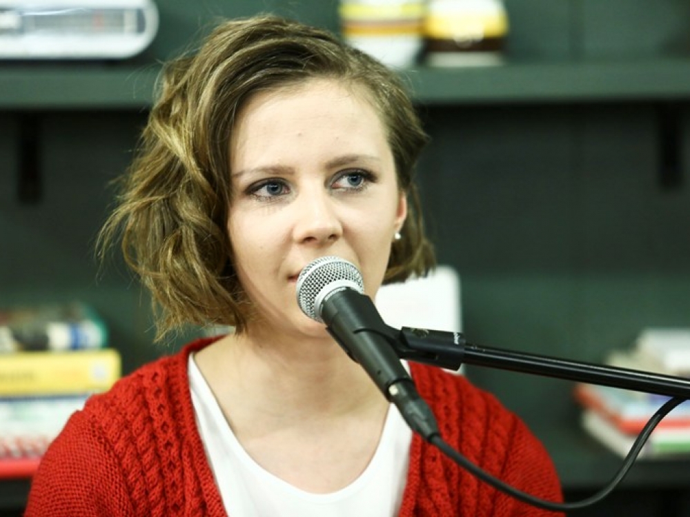 „Atsiduodu ne tik muzikai, puoselėju asmeninius santykius, auginu šeimą, vertinu artimiausių žmonių ratą. Juk visa tai suteikia stabilumo ir pasitikėjimo. Nes kai tau ploja tūkstantis žmonių, labai greitai gali pamiršti, kam verkei ant peties prieš dvejus metus“, - sako dainininkė Ieva Narkutė.