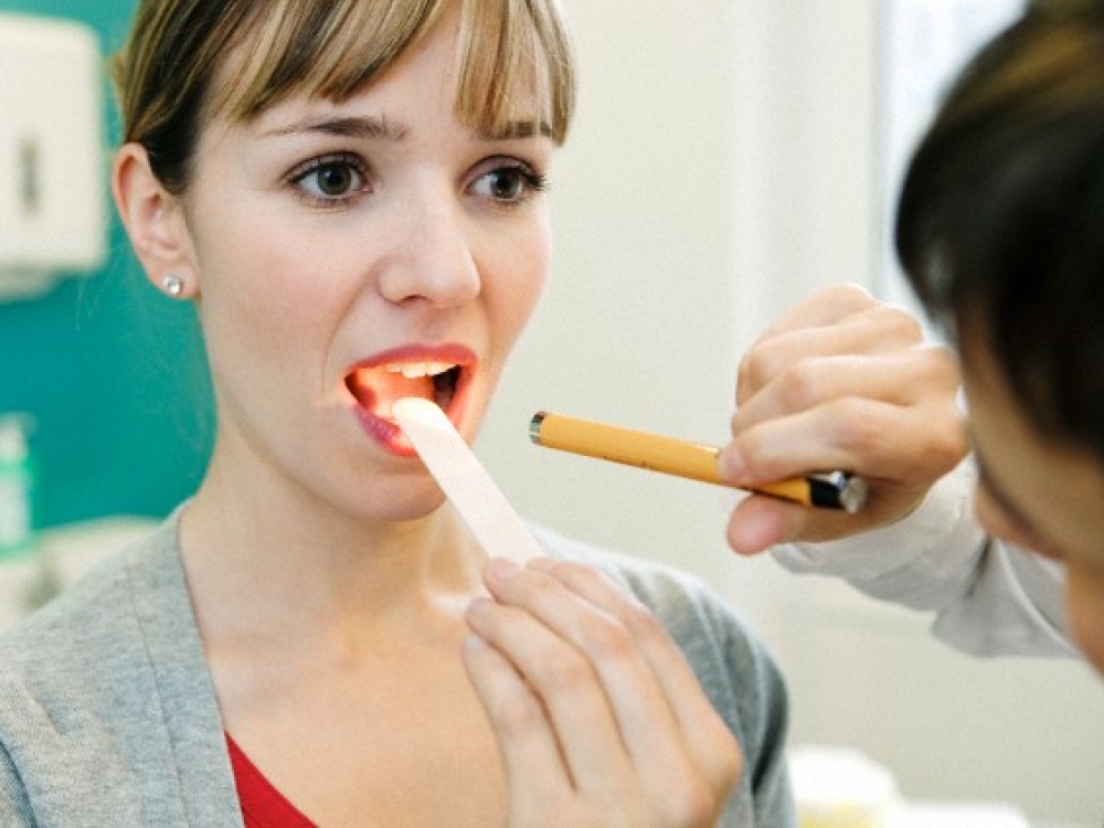 Jeigu, nesant odontologinių problemų, žmogus skundžiasi liežuvio skausmu ar pažeidimais, pirmiausia, kaip dažniausiai pasitaikančią priežastį, galima būtų įtarti padidėjusį skrandžio rūgštingumą (gastroezofaginę refliukso ligą).