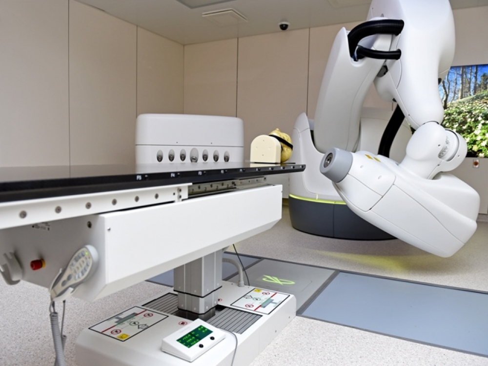 Iš JAV Silicio slėnio atkeliavusi robotinė technologija „CyberKnife“, instaliuota naujajame privačiame medicinos centre Siguldoje, yra neinvazinė radiochirurgijos forma. Ši sistema pasaulyje jau suteikė galimybę pasveikti ir kokybiškai gyventi keliems šimtams tūkstančių pacientų.