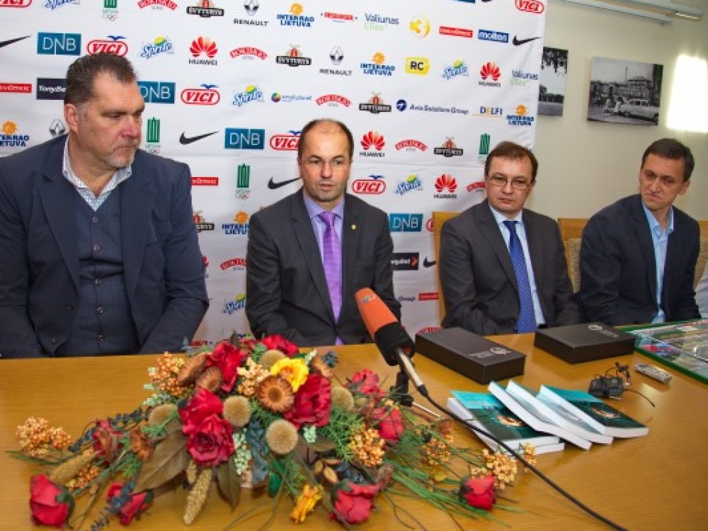 „Ši knyga, už kurią mes labai dėkojame medikams ir treneriams, yra investicija į mūsų sportininkų ir būsimų sportininkų ateitį. Jei ji bent kiek prisidės prie to, kad sportininkai galėtų džiuginti pergalėmis ilgiau, investicija bus atsipirkusi“, – sakė LKF prezidentas Arvydas Sabonis. K.Šimatonio nuotr.