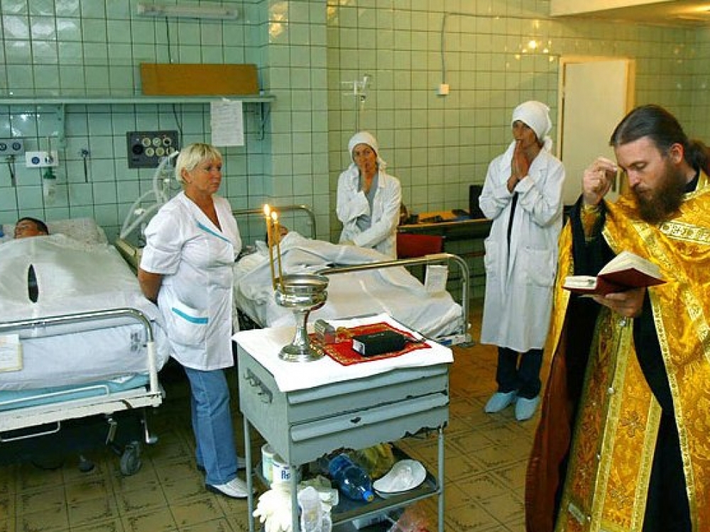 Rusijoje dirbantys gydytojai kalbėdami apie algas visada akcentuoja milžiniškus darbo krūvius. Jie neturi galimybės skirti reikiamo dėmesio pacientui, kartais neužtenka laiko net ligos istorijai surašyti. Todėl didėja klaidų tikimybė.