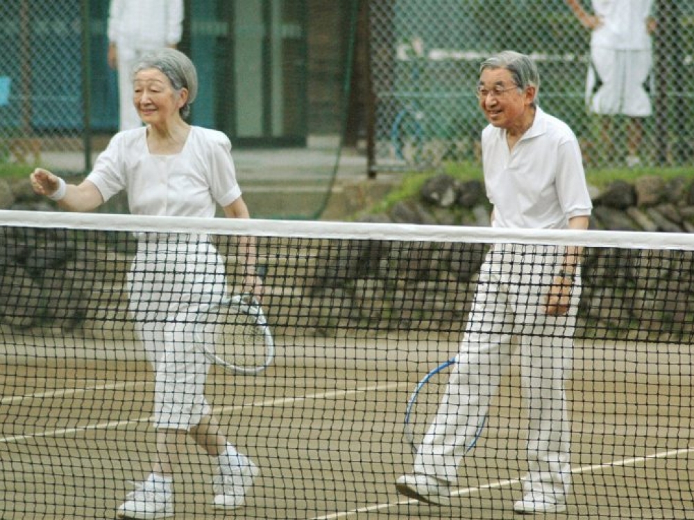 Per pastaruosius penketą metų Japonijos imperatoriui Akihito buvo atliktos širdies šuntavimo, prostatos vėžio operacijos. Tačiau monarchas tikina, jog sveikata matuojama savijauta. Jeigu gerai jautiesi, esi sveikas. Su žmona Michiko jis dažnai žaidžia tenisą.