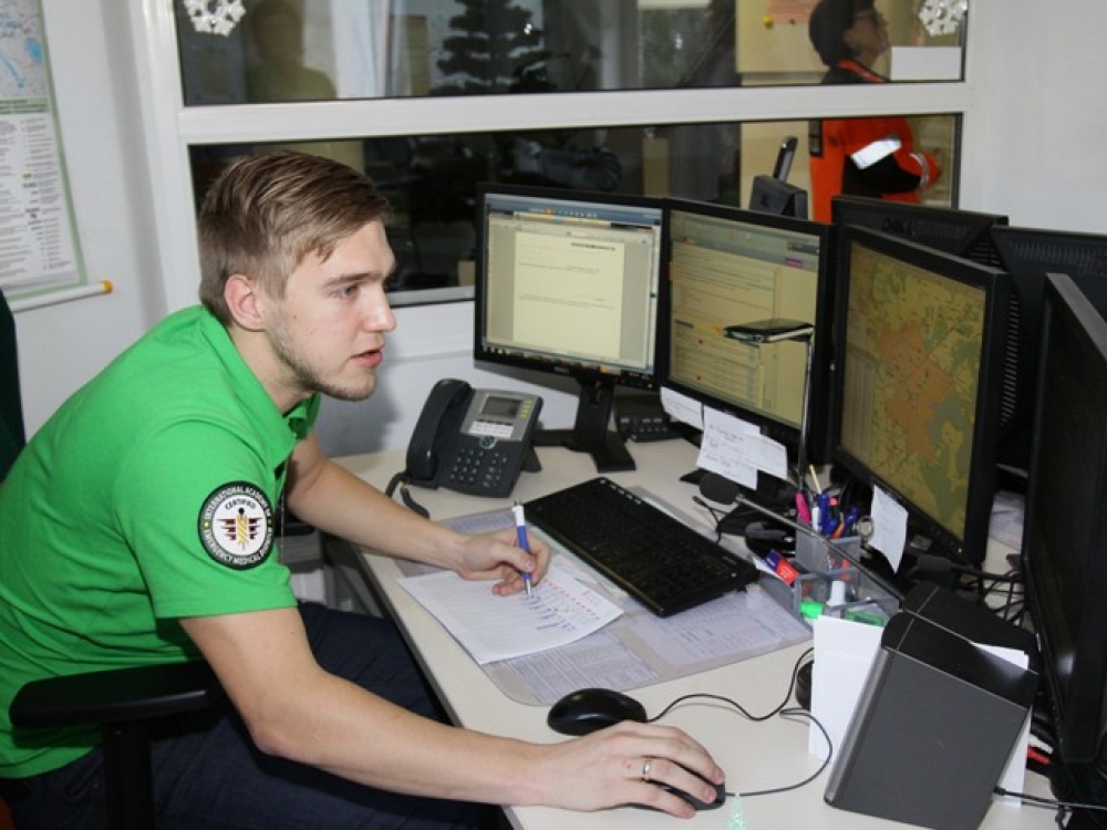 „Tiek miestą, tiek ir rajonus valdyti gana sunku. Rajonuose didesni atstumai ir kartais tenka pasukti galvą, kaip viską išdėlioti. Tarkim, jei iš Jurbarko į Kauno klinikas vežamas sunkiai sergantis pacientas, atstumas - šimtas kilometrų. Vadinasi, tam rajonui lieka viena brigada. Galvoji, strateguoti, kur ir kaip viską paskirstyti. Žinoma, ekstra atvejais ir pati programa pasiūlo artimiausią brigadą“, - sako rajonų brigadas valdantis Audrius Katinas. 