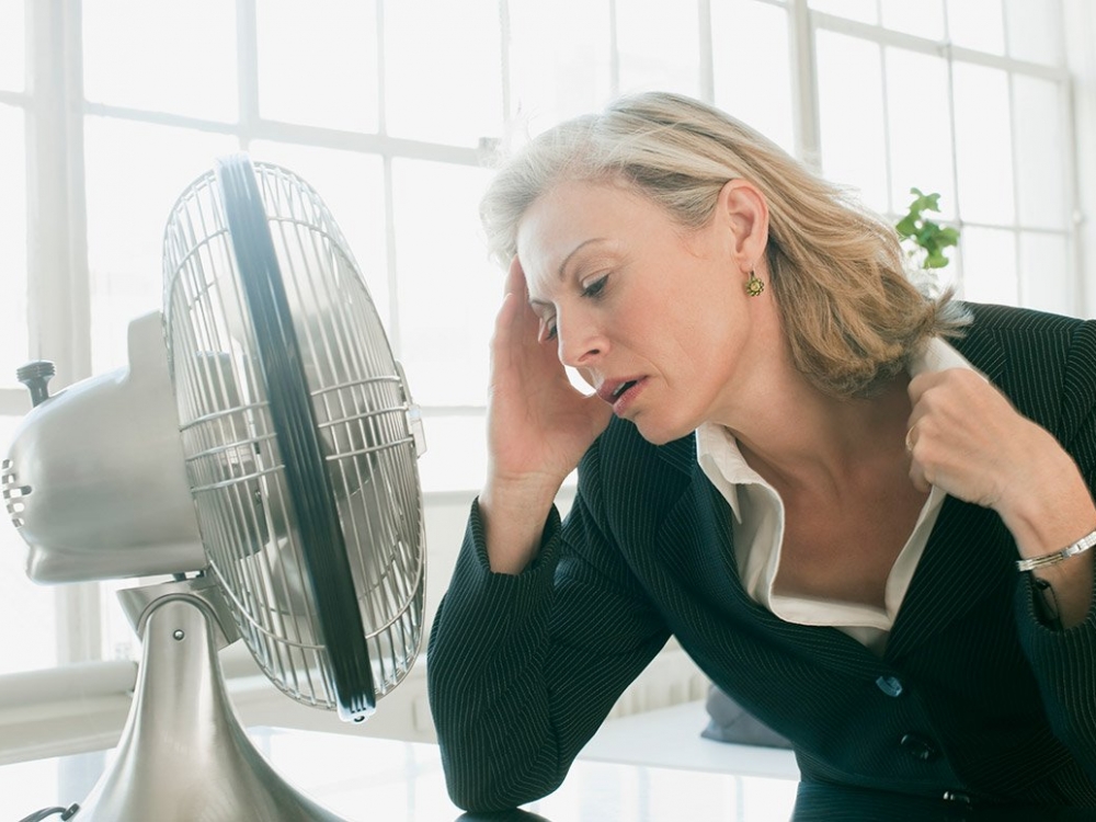 Ne visi menopauzės periodu moterį lydintys simptomai yra pavojingi, tačiau dažnai jie stipriai paveikia gyvenimo kokybę. Įprastai moterį vargina vegetaciniai simptomai: karščio pylimai, prakaitavimas, nemiga, padidėjęs jautrumas. 