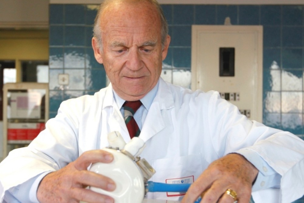 Bioprotezas, kurį sukonstravo kardiochirurgas Alain Carpentier, dirbtinės širdies kūrimui pašventęs 25-erius karjeros metus, pagamintas naudojant kosminių aparatų technologijas. Kad galėtų pardėti gamybą ir klinikinius dirbtinės širdies tyrimus, Alain Carpentier2008-aisiais įkūrė kompaniją „Carmat“.