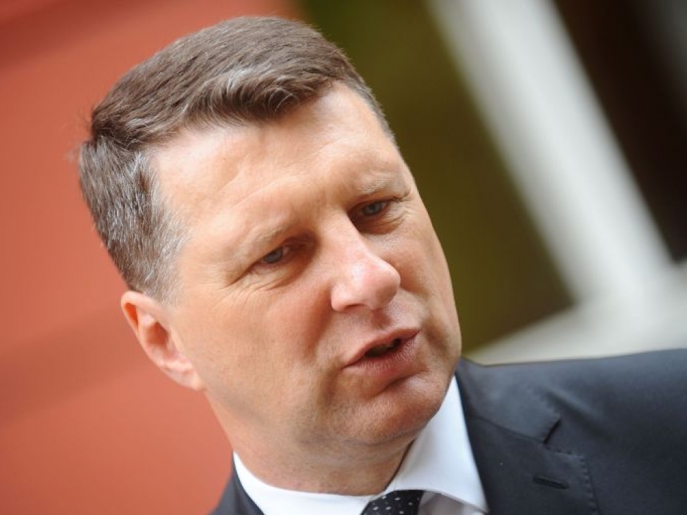 Infekuotą širdies vožtuvą Latvijos prezidentui Raimondui Vejuoniui chirurgai pakeitė dirbtiniu. Po puspenktos valandos trukusios operacijos medikai pranešė, kad prezidento būklė yra stabili ir normali, atsižvelgiant į patirtą chirurginę intervenciją.
