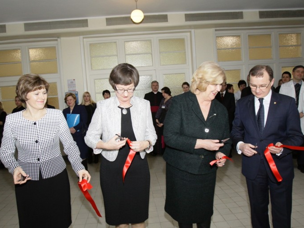 Kauno klinikose duris atvėrė modernus Hemodializių poskyris. Iš kairės: LSMU ligoninės Kauno klinikų Nefrologijos klinikos Detoksikacijos skyriaus vadovė profesorė Edita Žiginskienė, Nefrologijos klinikos vadovė profesorė Inga Arūnė Bumblytė, sveikatos apsaugos ministrė Rimantė Šalaševičiūtė, klinikų generalinis direktorius prof. habil. dr. Renaldas Jurkevičius.
