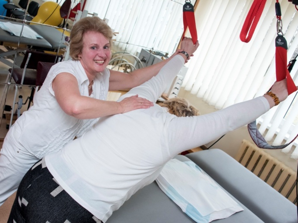 Jūrininkų SPC veikiantis kineziterapijos kabinetas yra Fizinės medicinos ir reabilitacijos skyriaus stiprioji grandis. Kineziterapeutė Elvyra Laurinaitienė šioje gydymo įstaigoje dirba bemaž 30 metų. „Kineziterapija – gydymas judesiu – daro stebuklus“, - konstatuoja specialistė.