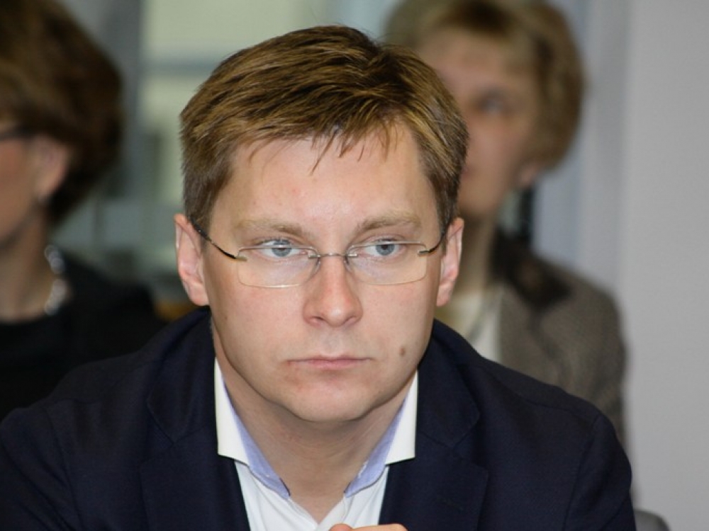33-ejų J. Požela yra Socialdemokratų partijos vicepirmininkas, Seimo Sveikatos reikalų komiteto narys.
