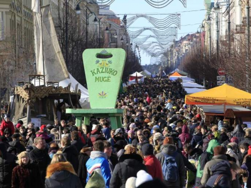 Mugių metu dėmesingesni turėtų būti ir vartotojai. Rinkdamiesi maisto produktus, pirkėjai turėtų pirmiausiai juos apžiūrėti, atkreipti dėmesį į sudėtį, laikymo sąlygas, pasidomėti tinkamumo vartoti terminais.