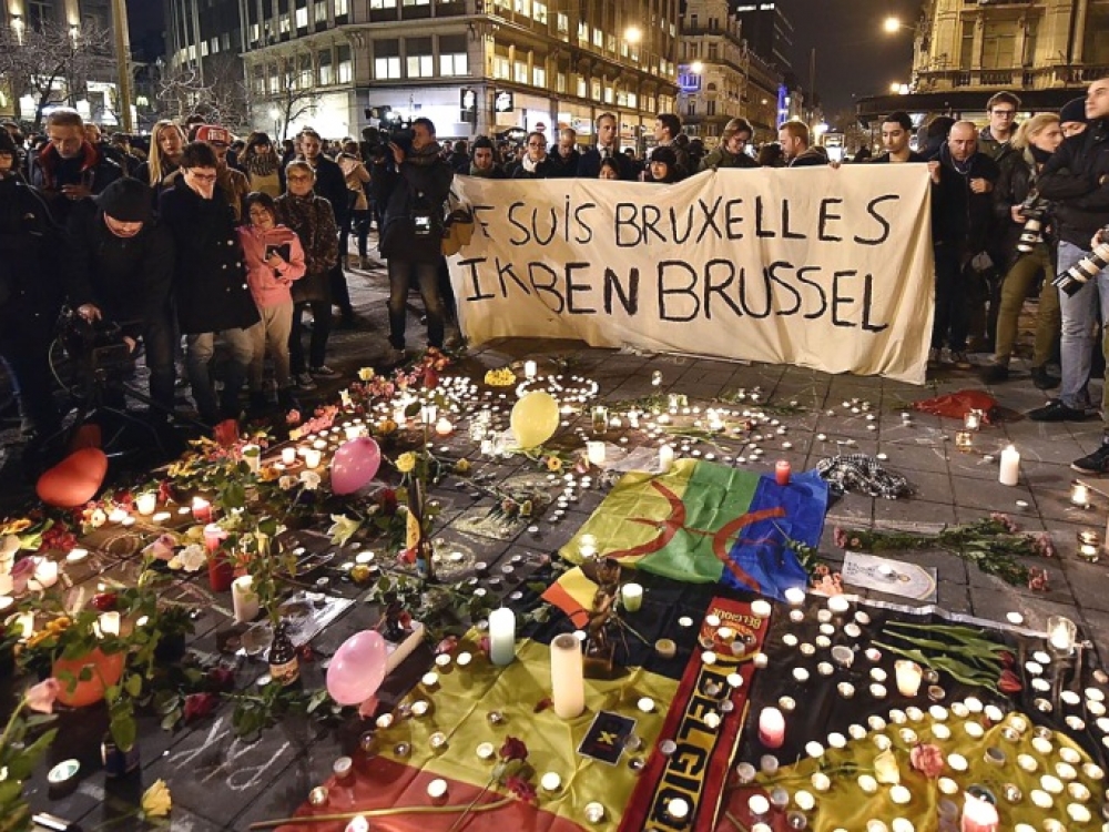 Briuselyje žmonės solidarizuojasi ir reiškia užuojautą žuvusiųjų šeimoms.