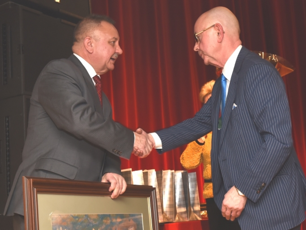 Su jubiliejumi Klaipėdos universitetinės ligoninės vyriausiąjį gydytoją profesorių, habilituotą daktarą Vinsą Janušonį (kairėje) sveikino Premjero patarėjas sveikatos klausimais Antanas Vinkus, beje, pirmasis šios gydymo įstaigos vadovas.