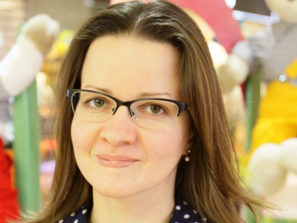 „Po spindulinės terapijos dingo apatinės lūpos pigmentas. Vaizdas buvo toks, tarsi neturėčiau lūpos, o lūpdažiais nepridažysi. Taigi, profesorė Alina Pūrienė papasakojo, kad yra toks dalykas kaip permanentinis makiažas“, - pasakojo lūpos vėžį įveikusi Marija Lukšaitė.
