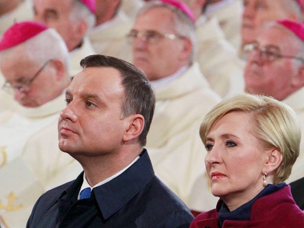 Agatos Kornhauser-Duda tyla dėl abortų įstatymo griežtinimo dar labiau pakurstė žurnalistų skelbiamas prielaidas apie jos ir sutuoktinio – Lenkijos prezidento Andrzejaus Dudos - požiūrių skirtumus.