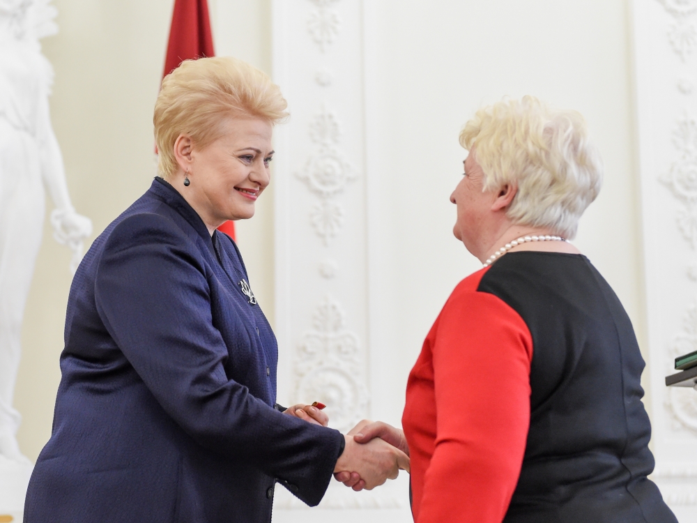 Prezidentė sveikina ir ordino „Už nuopelnus Lietuvai“ medaliu apdovanoja daugiavaikes motinas. LR Prezidento kanceliarijos nuotraukos/ R.Dačkus