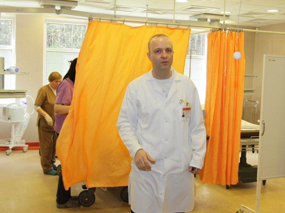 Per parą Skubiosios pagalbos skyriuje dirbantiems gydytojams ortopedams-traumatologams vidutiniškai tenka 100-120 pacientų, savaitgaliais ar šventinėmis dienomis srautas siekia ir iki 150. „Miestas plečiasi, todėl ir pacientų skaičius auga praktiškai kasmet. Žinoma, jei ne alkoholis mūsų darbo apimtys sumažėtų turbūt trisdešimtčia procentų“, – sako Skubiosios pagalbos skyriaus vyresnysis gydytojas ortopedas-traumatologas Artūras Zubrickas. 