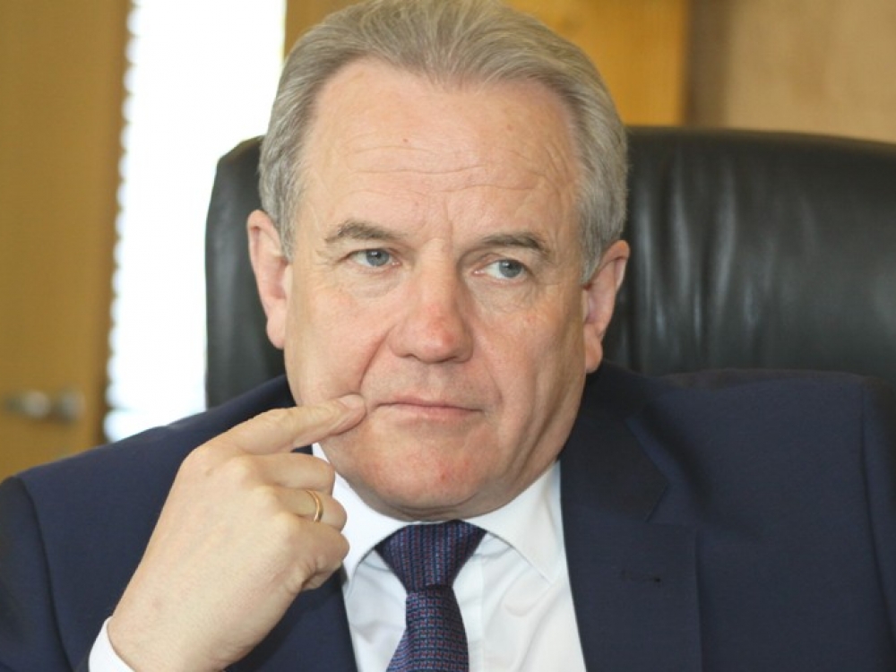 „Aš įsivaizduoju, kad ypač genetiškai pakeitus mikroorganizmus, bakterijas, šios taptų kam nors atsparios, galime susilaukti tokios situacijos, kad neturėsime kuo gydytis, kaip apsiginti nuo tų mikroorganizmų“, - teigia aplinkos ministras Kęstutis Trečiokas.