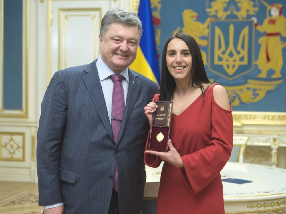 Ukrainos prezidentas Petro Porošenka skyrė „Eurovizijoje“ nugalėjusiai Džamalai Ukrainos garbės menininko apdovanojimą. „Pergalė buvo fantastiška. Tu pradžiuginai daugelį žmonių“, – sakė P.Porošenko. Prezidentas nurodė užsienio reikalų ministrui paskirti Džamalą UNICEF geros valios ambasadore, nes mano, kad nėra tam labiau nusipelniusio žmogaus. 