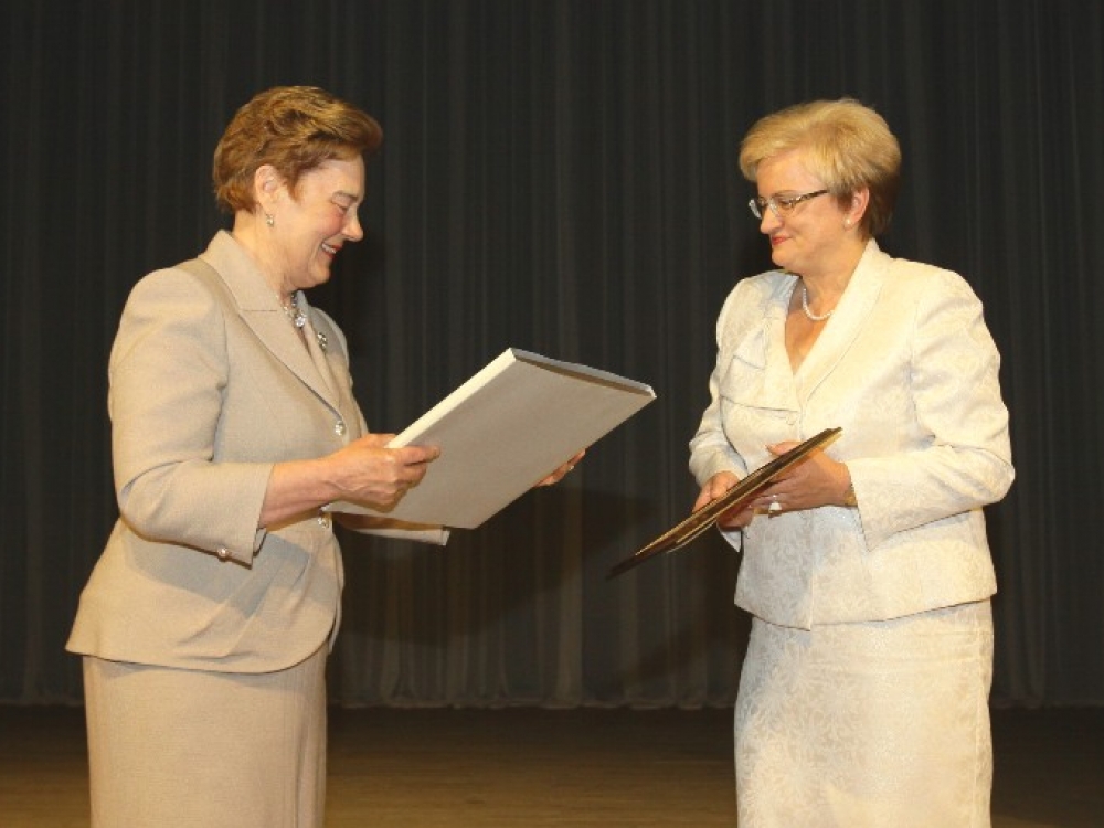 Sveikatos apsaugos ministro patarėja Janina Kumpienė (kairėje) buvo įpareigota nusipelniusiems ligoninėms darbuotojams įteikti ministro pirmininko Algirdo Butkevičiaus bei sveikatos apsaugos ministro Juro Poželos padėkas. Viena jų įteikta ir ligoninės vadovei Jūratei Milaknienei.