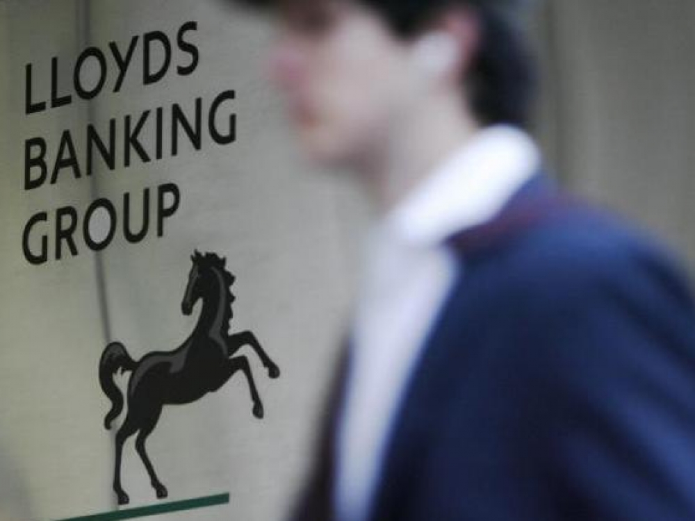 „Lloyds Banking Group“ - pirmasis darbdavys D.Britanijoje, ėmęsis iniciatyvos padėti transseksualiems darbuotojams greičiau pasikeisti lytį. Praėjusį mėnesį banko atstovai pranešė, kad šiuo pasiūlymu gali pasinaudoti bet kuris kompanijos darbuotojas D.Britanijoje, dalyvaujantis bendrovės taikomoje sveikatos draudimo sistemoje.