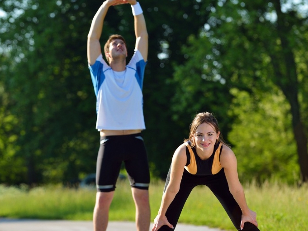Šiltuoju metu mankštintis ir sportuoti gryname ore yra geriausia, nes tuomet raumenys gauna pakankamai deguonies, todėl pratimai yra efektyvesni. Tačiau esant aukštesnei oro temperatūrai reikia įvertinti riziką gauti šilumos ar saulės smūgį.