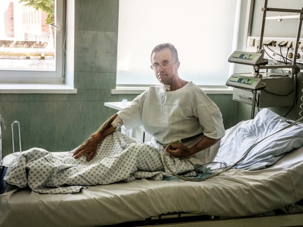 Penkiolika metų hepatitu C sirgęs Algis Ivoška sveiksta po kepenų transplantacijos. „Tuos metus visiškai nieko blogo nejaučiau, buvau visavertis žmogus. Man tik užkliuvo tai, kad vis lieknėju, nepaisant to, ar valgau, ar ne“, – pasakojo kėdainietis.