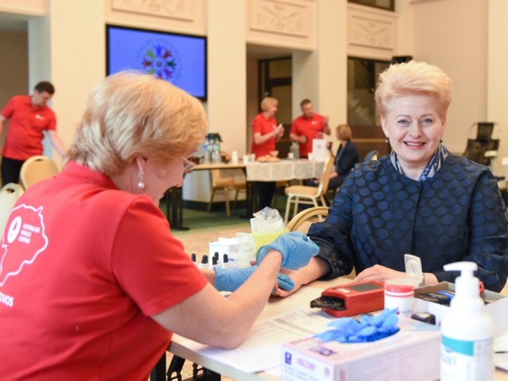 Prezidentė dalyvavo neatlygintinos kraujo donorystės akcijoje. Lietuvos Respublikos Prezidento kanceliarijos nuotraukos/ Robertas Dačkus