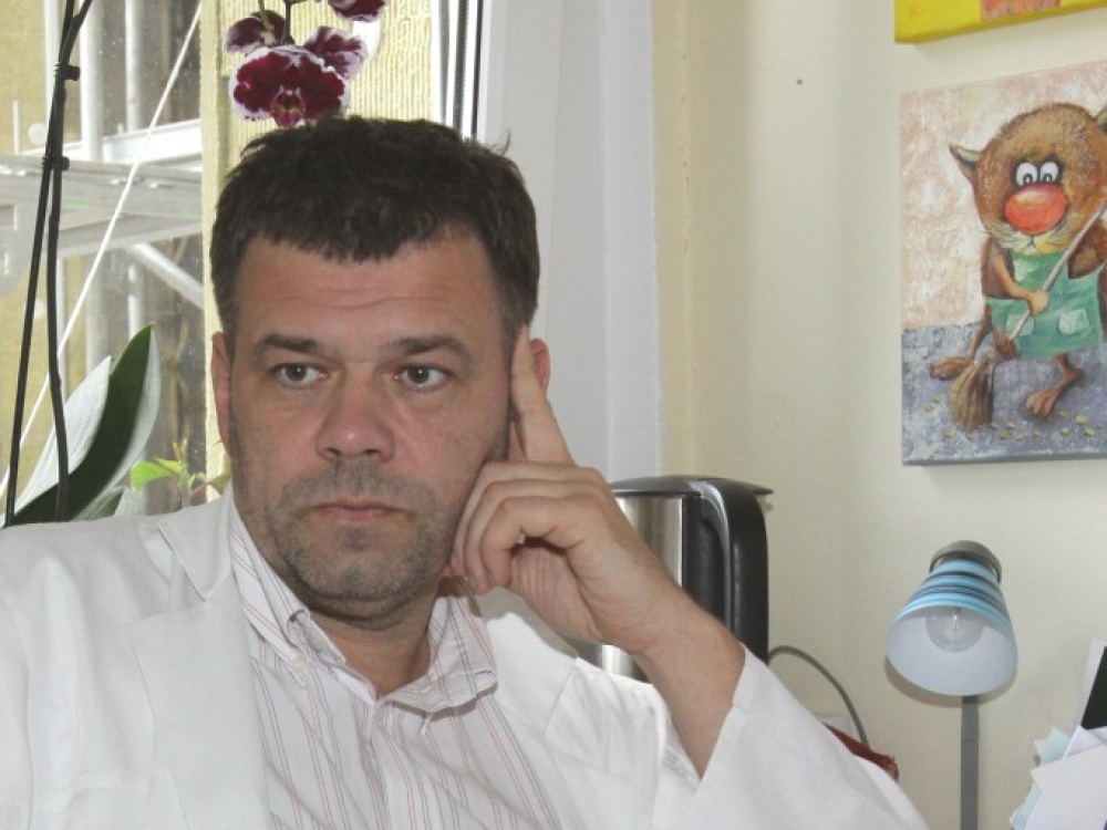 „Manęs jau niekas nebestebina. Tikrąja to žodžio prasme tris kartus yra tekę gaivinti tą patį žmogų. Atsidūrusiųjų n-tąjį kartą reanimacijoje – pilna...“, - sako Respublikinės Vilniaus universitetinės ligoninės Toksikologijos centro vadovas klinikinės toksikologijos gydytojas, gydytojas anesteziologas-reanimatologas dr. Robertas Badaras.