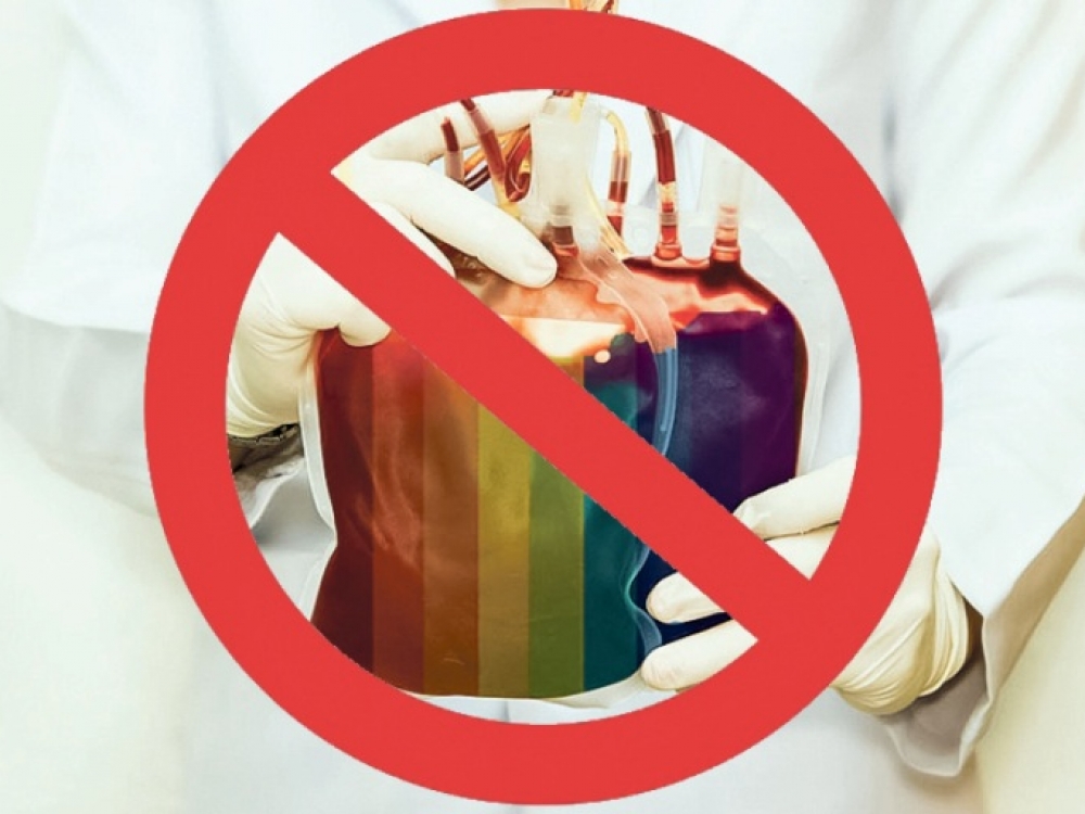 Po išpuolio Orlando gėjų klube „Pulse“ žuvo 49 žmonės, sužeistų – 20 kartų daugiau.  Suskubę po nelaimės dovanoti sužeistiesiems kraujo, daugelis potencialių donorų atsitrenkė tarsi į sieną. Mat vyrai, kurie per pastaruosius metus turėjo lytinių santykių su vyrais, negali tapti kraujo donorais. Tokią tvarką prieš metus nustatė JAV Maisto ir vaistų agentūra.