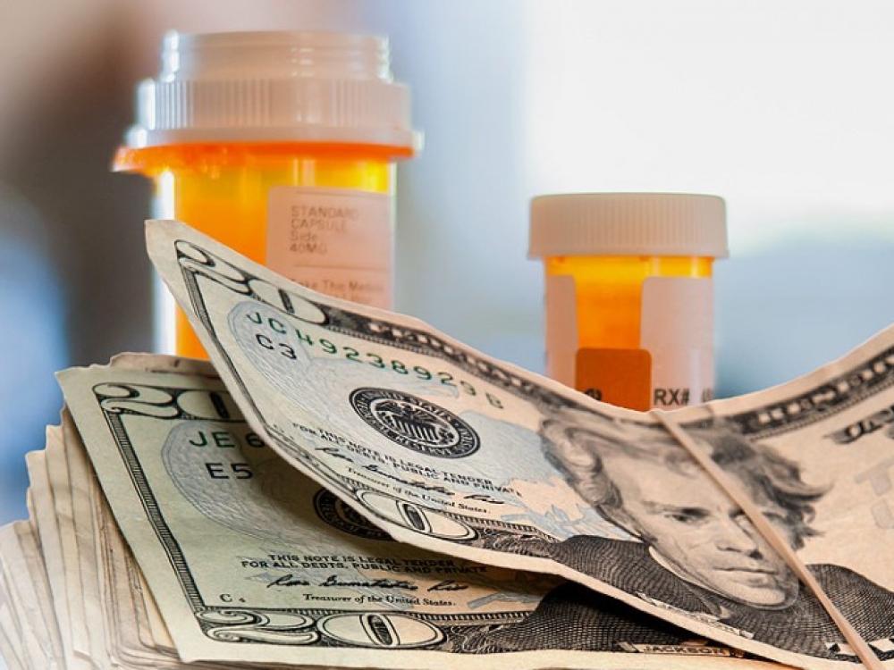 Nepaisant JAV galiojančio įperkamos sveikatos priežiūros įstatymo dėka išaugusio sveikatos sistemos skaidrumo, net valdžios atstovai negali paaiškinti pastaruoju metu itin pakilusių vaistų kainų fenomeno. 