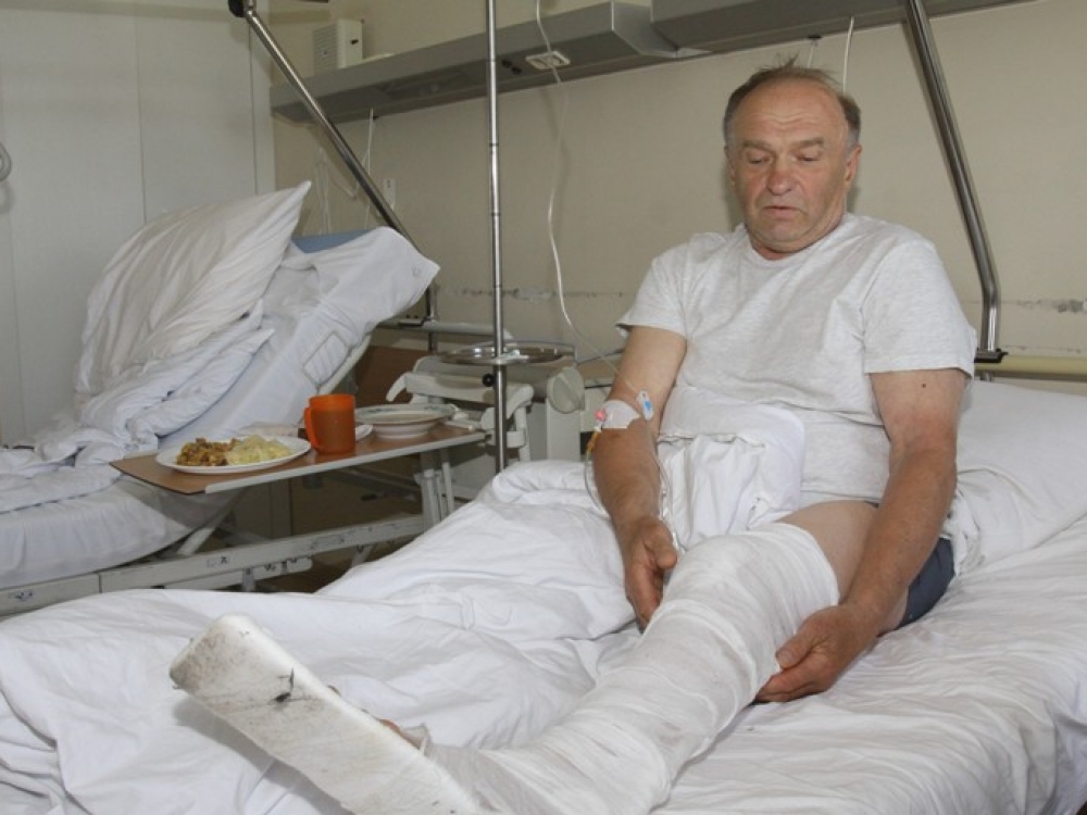 Respublikinėje Vilniaus universitetinėje ligoninėje operacijos laukiantis Algirdas Aliukonis ilgąjį savaitgalį traumą patyrė eidamas maudytis. Pasak gydytojų, vilniečio trauma - nuplyšusi kairės kojos keturgalvio raumens sausgyslė - palyginti reta. Gydymo įstaigoje pacientai dėl šios sausgyslės plyšimo operuojami kartą per mėnesį ar net per du mėnesius.