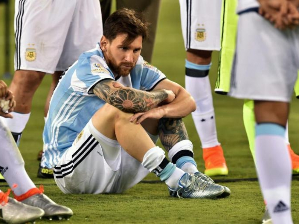 Intensyvios treniruotės ir nuolatinis skausmas – visa tai priežastis, kodėl Argentinos futbolo rinktinės žvaigždė Lionelis Messi žaidė prasčiau, nei gali. Artimas sportininkui šaltinis patvirtino, kad futbolininką ne vieną savaitę kamavo raumenų skausmai. Teigiama, kad jis tyliai kentėjo traumos padarinius dėl įsipareigojimo Barselonos ir Argentinos komandoms.