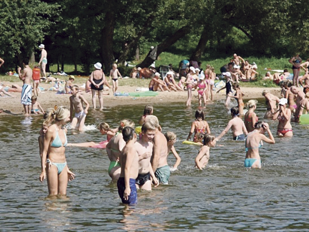 Skęstantį žmogų reikia gelbėti laikant tik iš nugaros pusės ir tempti vandens paviršiumi galvą laikant iškeltą virš jo. Jei brendama tvirtai remiantis į vandens telkinio dugną, gerai būtų bandyti bent aštuonis kartus padaryti oro įpūtimus.