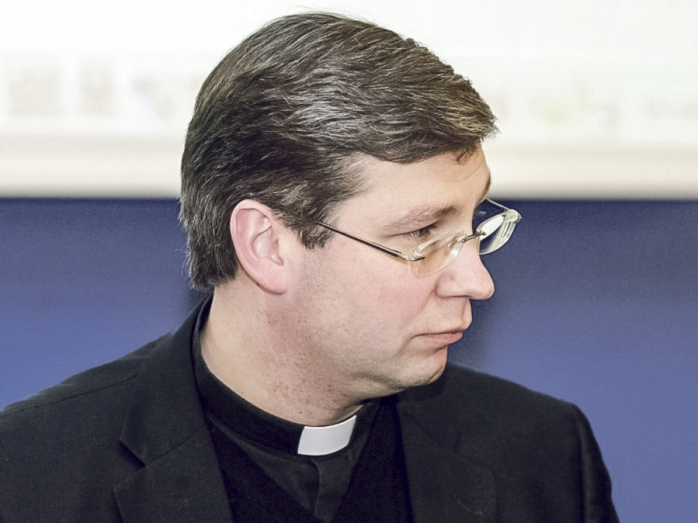 „Jei Seimo įstatymu būtų patvirtinta embrionų šaldymo praktika, tada procedūros turėtų būti finansuojamos mokesčių mokėtojų pinigais. Tai reiškia, kad net ir tie, kurie prieštarauja šiam apvaisinimo būdui dėl moralinių įsitikinimų, vis tiek būtų priversti jį remti netiesiogiai per sumokamus valstybei mokesčius“, - tikina kun. dr. Kęstutis Kėvalas.