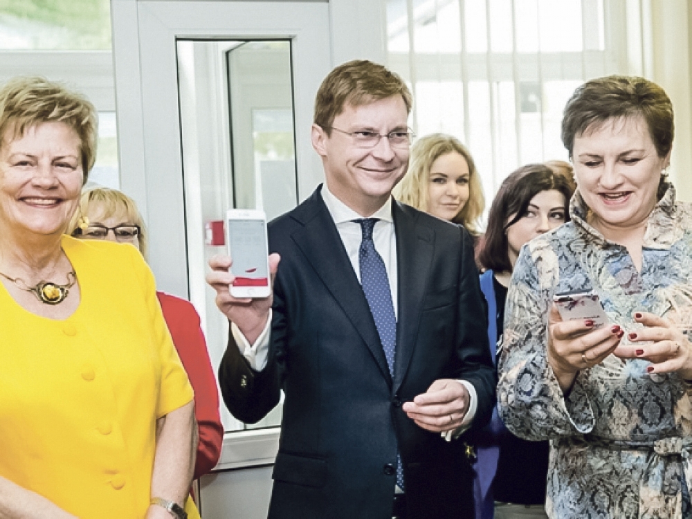 Sveikatos apsaugos ministras Juras Požela, bei Seimo sveikatos reikalų komiteto pirmininkė Dangutė Mikutienė išbandė ir mobiliąją kraujo donorystės programėlę „Mano kraujas“