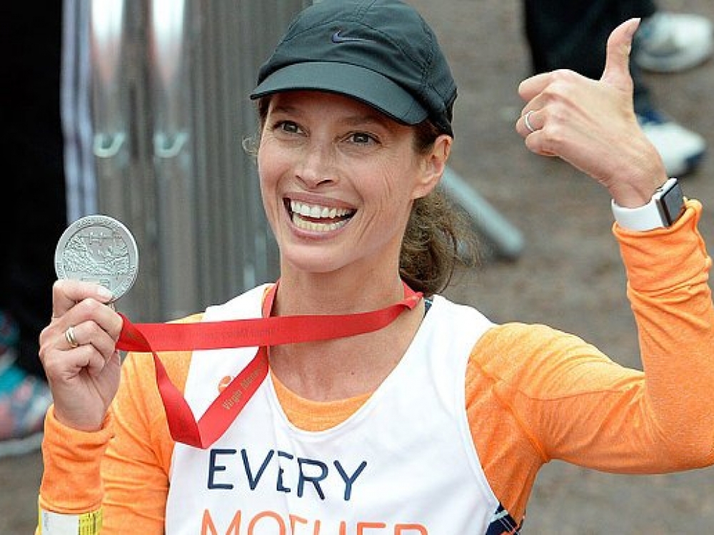 Pernai supermodelis Christy Turlington dalyvavo Londono maratone siekdama paskatinti visuomenę aukoti lėšas, jos pačios įkurtam labdaros fondui, kad kiekvienai gimdyvei būtų prieinama kokybiška sveikatos priežiūra.