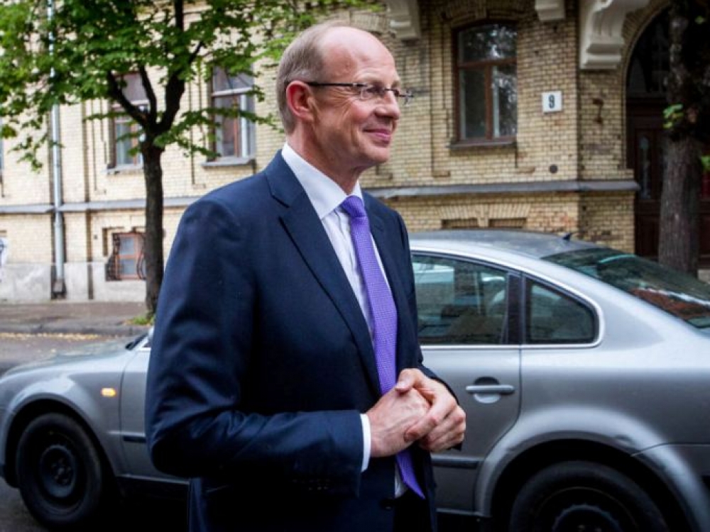  Jonui Miliui yra skirtas rašytinis pasižadėjimas neišvykti iš šalies. Pats J.Milius sako, kad ši kardomoji priemonė jam numatyta taikyti iki rugpjūčio 7 dienos. Jam taip kurį laiką uždrausta bendrauti su penkiais asmenimis, kuriais - neatskleidžiama.