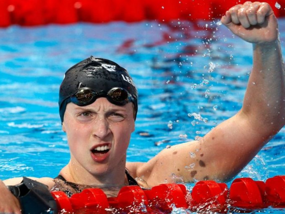 Amerikiečių plaukikė Katie Ledecky šį vakarą gali tapti pirmąja moterimi olimpiete, laimėjusia tris aukso medalius individualiose laisvojo stiliaus rungtyse. Tai buvo padariusi tik atletė Debbie Meyer 1968 metais.