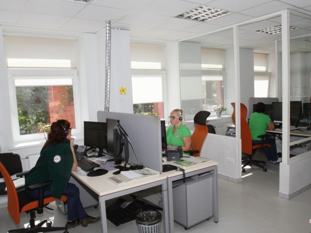 Dispečeriai ne tik standartizuotai priima kvietimą, bet ir standartizuotai teikia rekomendacijas bei pagalbą skambučio laikotarpiu. Jei reikia, jis kalba su kviečiančiuoju, iki kol atvyks GMP brigada.