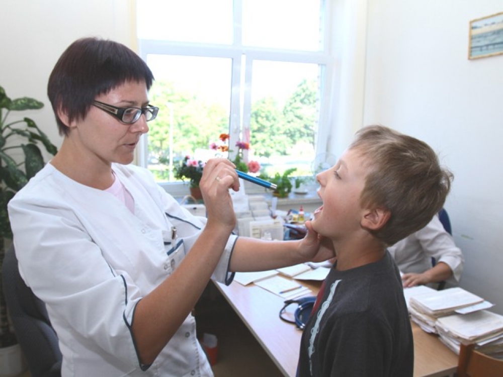 Medikų teigimu, paskutinėmis dienomis polikliniką užplūstantieji dėl pažymų turėtų nepamiršti, kad eilėje prie šeimos gydytojo kabineto laukia ir sergantys žmonės – negalima išdavinėti profilaktinio sveikatos patikrinimo pažymų nustumiant kitus ligonius.