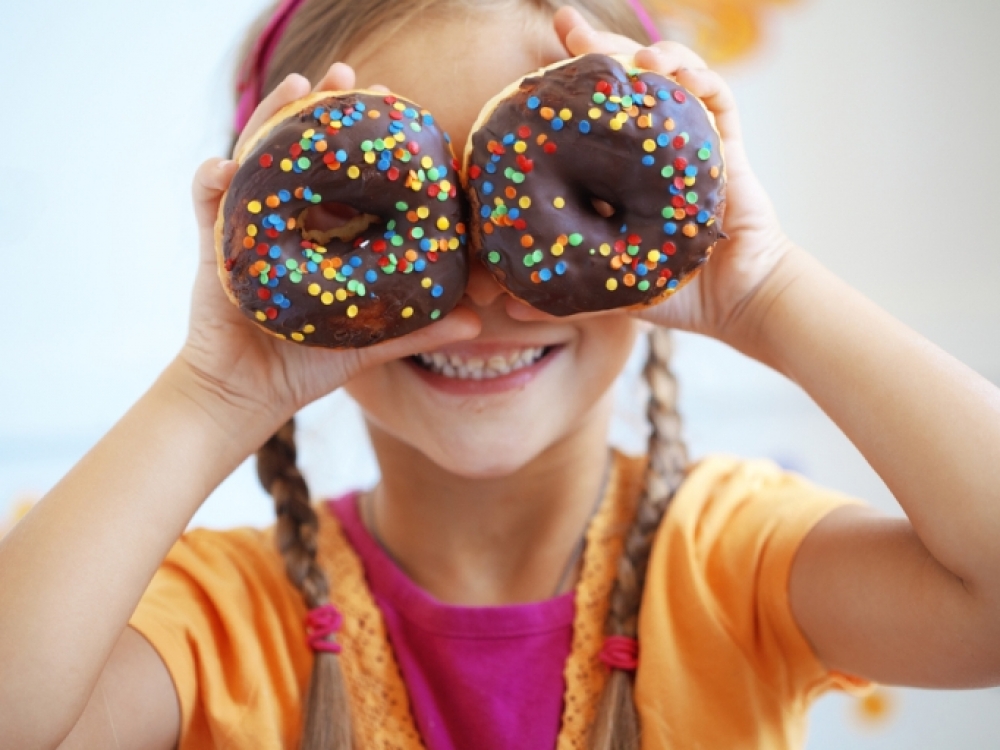 Jeigu vaikas vartoja per daug cukraus, tai dažniausiai jis per mažai valgo naudingų sveikatai produktų – vaisių, daržovių, pieno produktų. Be to, negaudamas šio saldaus produkto kūdikystėje žmogus užaugęs neturės jam potraukio. 