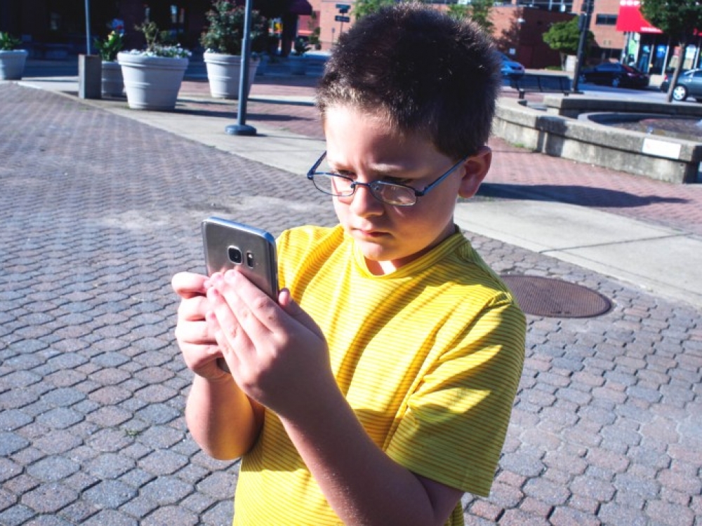 Išmaniųjų telefonų grėsmę eismo saugumui dar labiau padidino neseniai išplitusi pokemonų medžioklės manija. Kai kurios šalys jau įvertino situaciją: pavyzdžiui, Belgijoje šį žaidimą žaidžiant gatvėje galima gauti baudą.