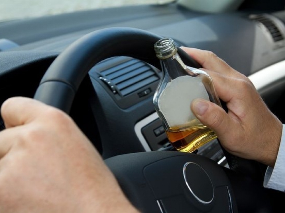 Adekvatumo stokodamas apgirtęs žmogus paprastai pervertina jėgas, tvirtina galįs vairuoti dar geriau, nei būdamas blaivas. Visgi statistika rodo ką kita – užtenka ir kelių šimtųjų promilių, kad vairuotojas sukeltų pavojų ne tik savo, bet ir kitų eismo dalyvių saugumui.