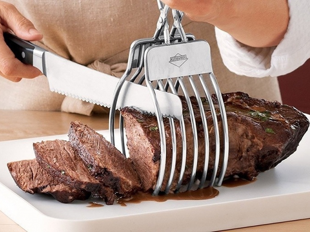 Keptos mėsos gabalo nepjaustykite iš karto ištraukę iš orkaitės. Palikite jį keletui minučių, kad sultys lygiai pasiskirstytų. Jeigu mėsą pjaustysite tik ištraukę iš orkaitės, visos sultys ištekės ant pjaustymo lentos.