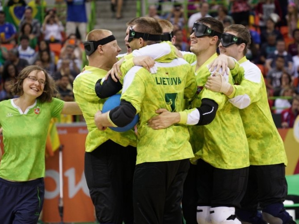 Lietuvos golbolo rinktinės pergalė Rio olimpinėse žaidynėse sukėlė ne tik džiugesio bangas. Prabilta ne tik apie prastą parolimpiečių finansavimą, bet ir apie tai, kad iš 200 tūkst. neįgaliųjų Lietuvoje sportuoja vos vienas kitas.