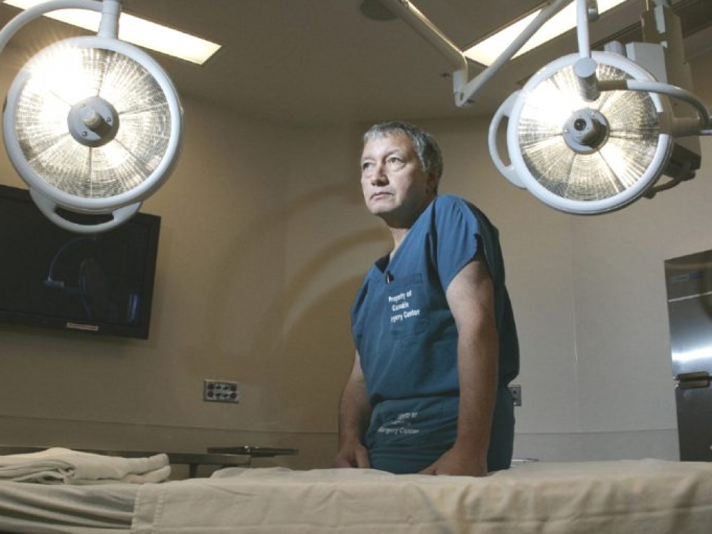 Cambie chirurgijos centro direktorius, buvęs CMA prezidentas Brian Day bei penki pacientai padavė Britų Kolumbijos provincijos valdžią į teismą. Gydytojas reikalauja, kad provincijoje būtų panaikintas draudimas teikti privačias medicinos paslaugas.