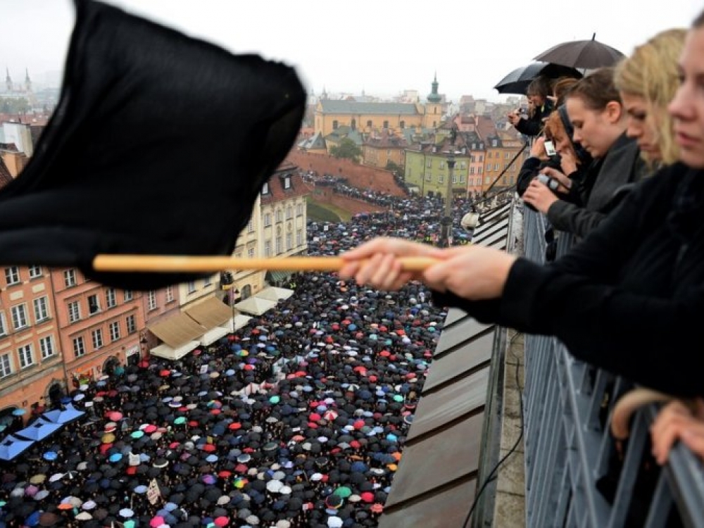 Protesto akciją pavadinusios „Juoduoju pirmadieniu“ Lenkijos moterys apsirengė juodais drabužiais – tai gedulo simbolis dėl atimamų reprodukcinių teisių. Tūkstančiai juodų figūrų buvo tarsi banguojanti jūra – tik skėčiai tespalvino šią juodumą. Tūkstančiai išėjo į Gdansko, Vroclavo ir kitų miestų gatves.
