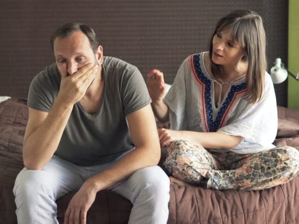 Pastebėti artimojo depresiją nėra lengvas uždavinys. Žmonės linkę artimųjų savijautą sieti su gyvenimo įvykiais, charakterio bruožais – sunku tokį žmogų vertinti nešališkai. Dėl to šeimose depresija dažnai sukelia vidinius konfliktus, neigimą, pyktį.