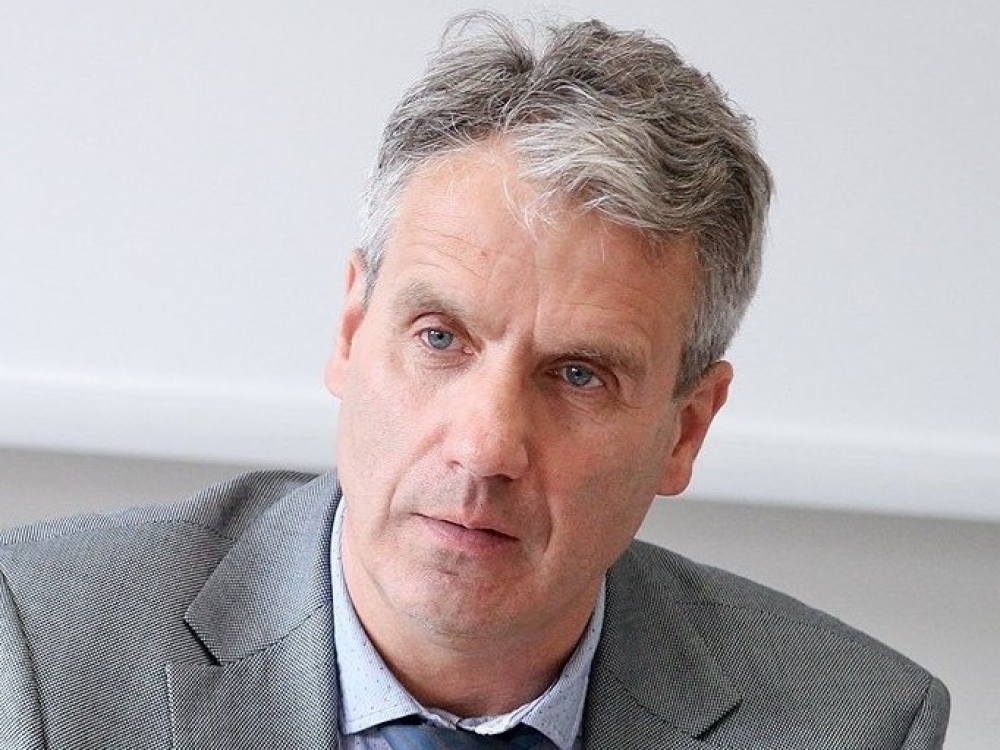 „Man atrodo, tik biurokratinėse įstaigose nejaučiamas darbuotojų trūkumas, nes partijos įdarbina savo narius ir rėmėjus. Tai - vienintelė sritis, kur nematome darbuotojų deficito“, - Lietuvos darbdavių konfederacijos generalinis direktorius Danas Arlauskas.